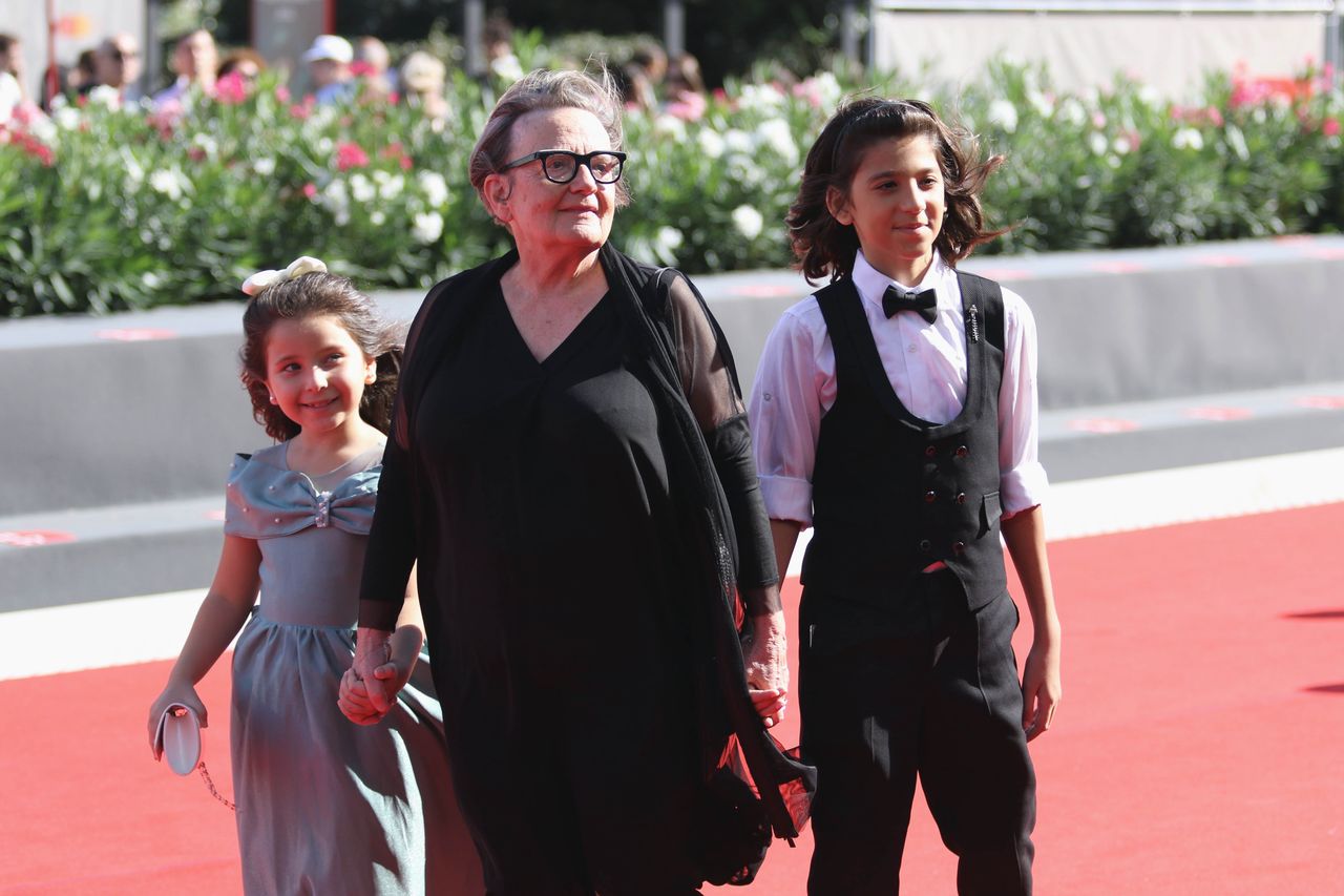 Agnieszka Holland i mali aktorzy z filmu "Zielona granica" podczas premiery na festiwalu w Wenecji