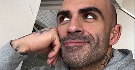 Akop Szostak jest zaręczony i pisze magisterkę o Tinderze. Duma nad kobietami