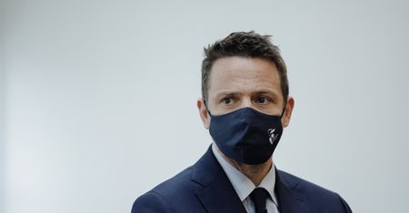 Warszawa. Gest pamięci dla ofiar pandemii. Powstanie napis z kwiatów