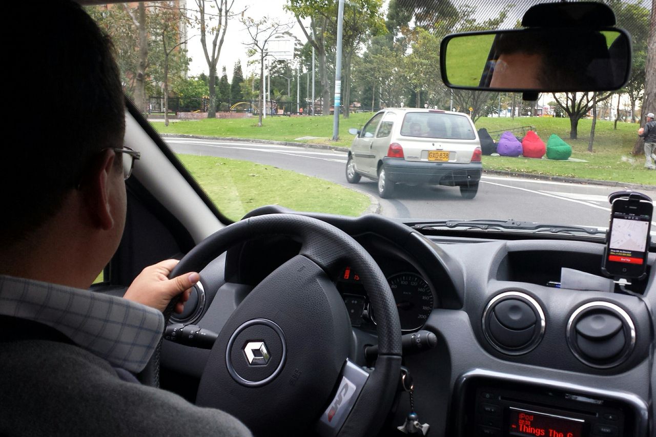 Jak uniknąć dynamicznych cen Ubera? Nie daj się złapać na monitoring i psychologiczne sztuczki