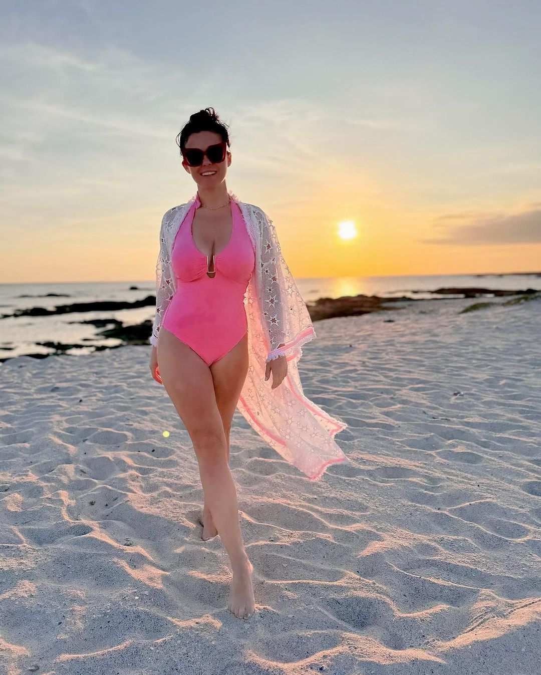 Katarzyna Cichopek w różowym stroju kąpielowym 