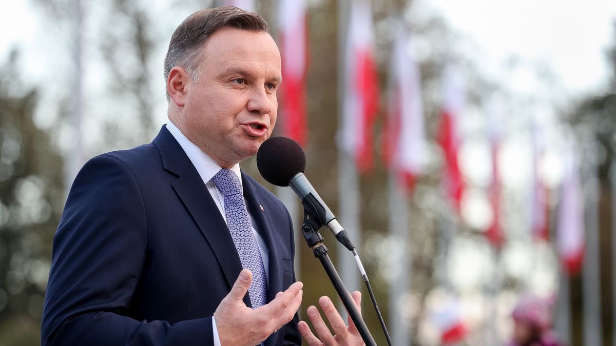 Prezydent Andrzej Duda przemawia do mikrofonu