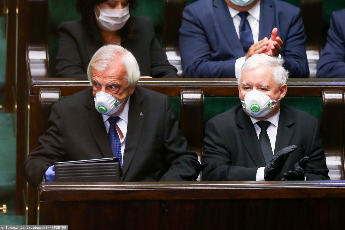 Jarosław Kaczyński i Ryszard Terlecki kilka tygodni temu w Sejmie. Obecnie prezes PiS przebywa na kwarantannie i pracuje z domu 