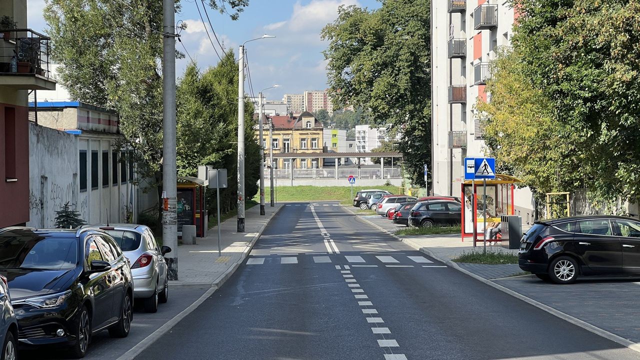 Będzin: Drogowe inwestycje. Ulica Brata Alberta jak nowa, powstało ponad 50 miejsc parkingowych. Co jeszcze w planach?