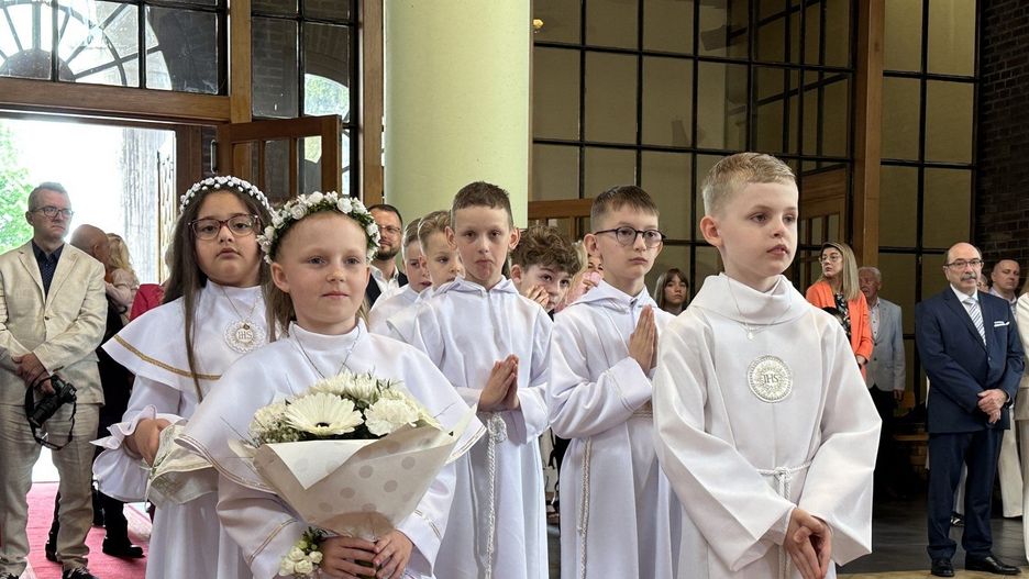 Uroczystość pierwszokomunijna w Lesznie