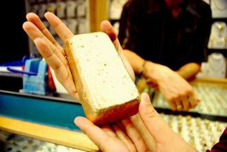 Złoto zalicza spadek na giełdzie. Uncja znowu poniżej 2000 dolarów