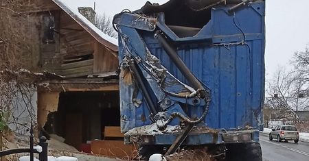 Pojazd wolnobieżny zsunął się z drogi i uderzył w dom