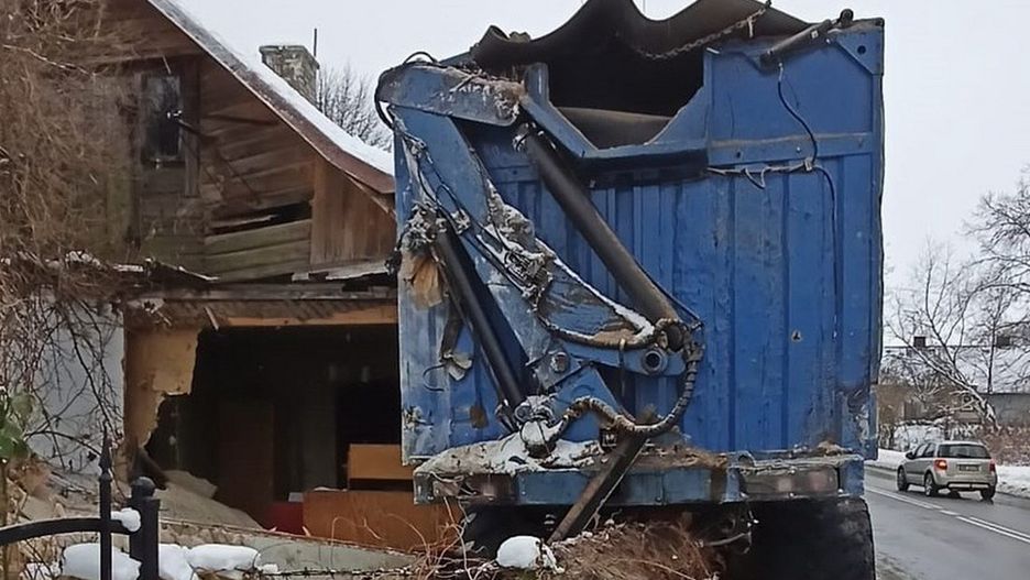 Pojazd wolnobieżny zsunął się z drogi i uderzył w dom