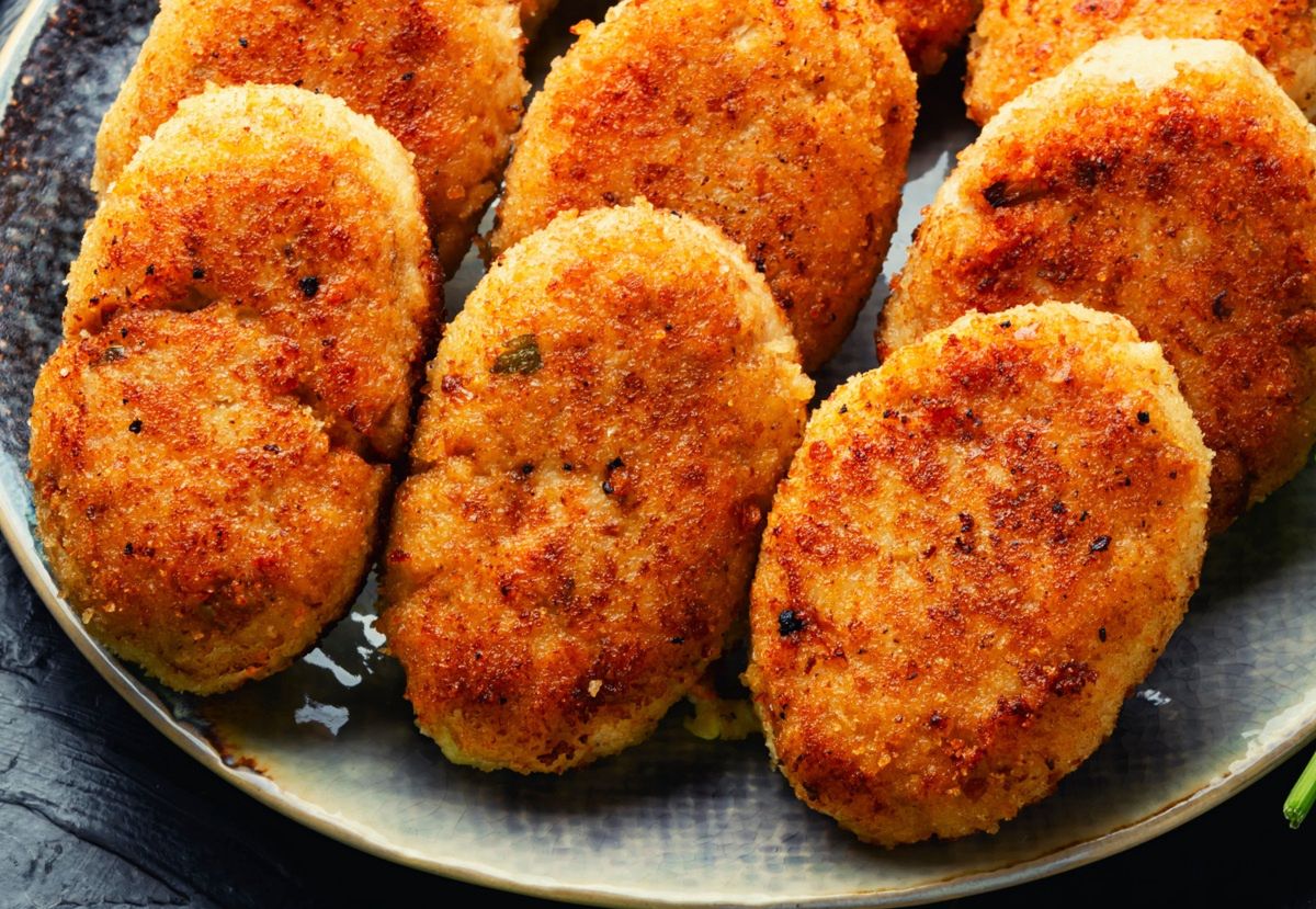 Minced cutlet stuffed with cheese