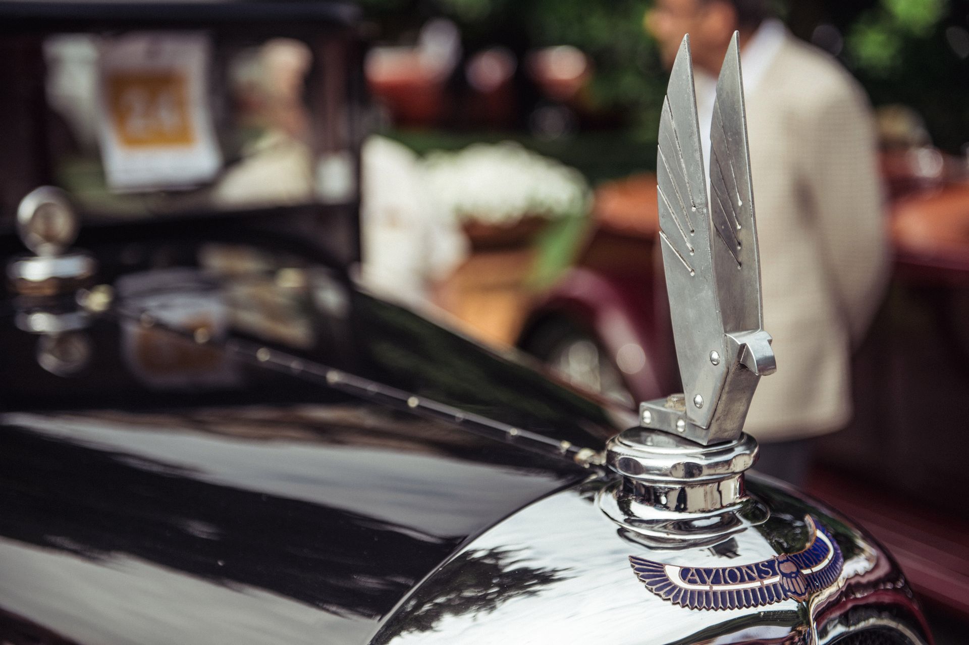Ręcznie wycinana z aluminium przez czeladników w fabryce Gabriela Voisin maskota samochodu Avions Voisin C23 Charante z 1932 r.