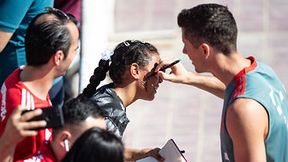 Tego jeszcze nie było! Robert Lewandowski złożył autograf na... policzku fanki (galeria)
