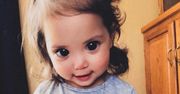 Wygląda jak laleczka. Tyko matka zna tajemnicę niesamowitych oczu