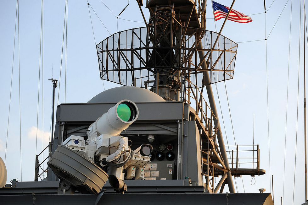 LaWS – pierwszy okręt uzbrojony w działo laserowe. Zobaczcie, jak działa ta broń!