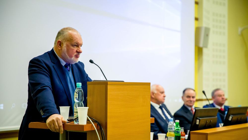 Szefujący NFZ Andrzej Jacyna przekonuje, że Polacy w Czechach często szkodzą własnemu zdrowiu, poddając się operacjom przedwcześnie.