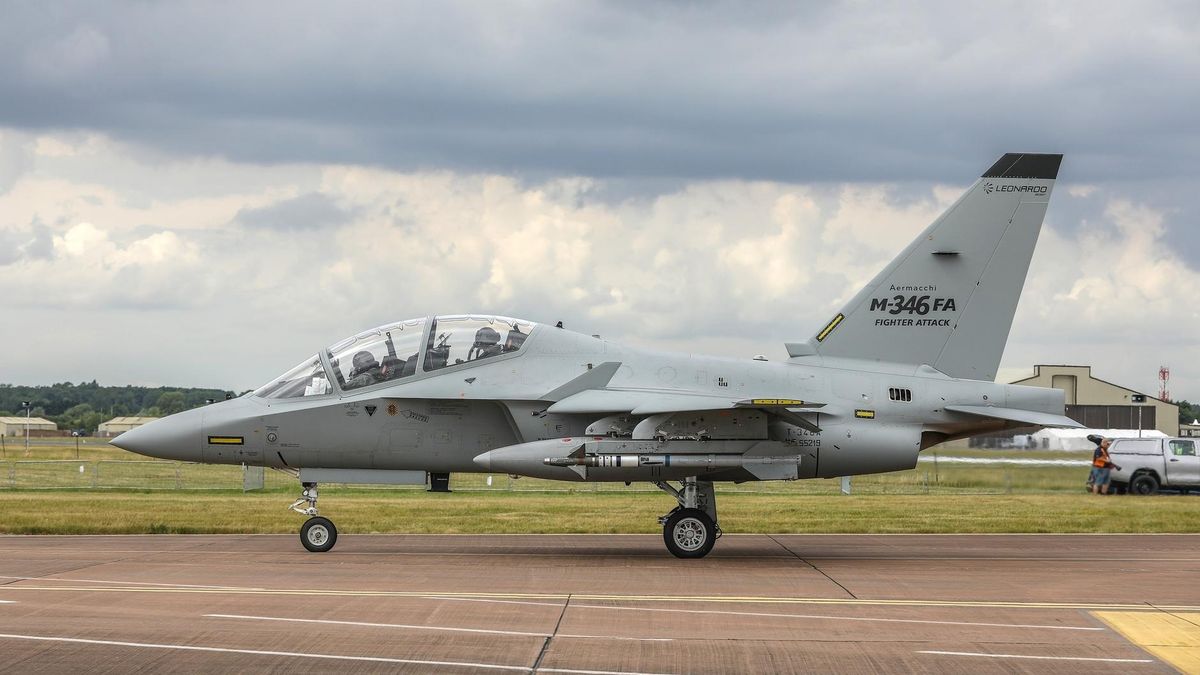 Master to włoska nazwa samolotów typu M-346. Wśród pilotów i personelu technicznego polska wersja nieoficjalnie nazywana jest Bielikiem