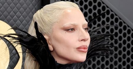 Lady Gaga sfotografowana na lotnisku Z DZIECKIEM! Rola mamy jej służy? (FOTO)