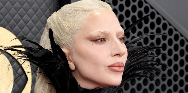 Lady Gaga sfotografowana na lotnisku Z DZIECKIEM! Rola mamy jej służy? (FOTO)