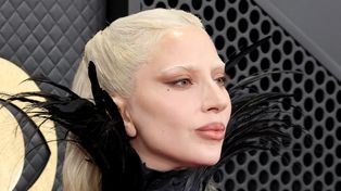 Lady Gaga sfotografowana na lotnisku Z DZIECKIEM! Rola mamy jej służy? (FOTO)