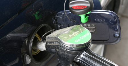 Do jakiego poziomu spadną ceny paliw? Ekspert odpowiada