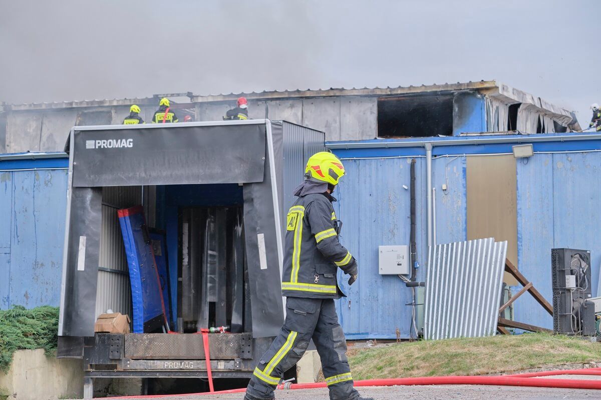 Pożar hali magazynowej w Piotrawinie, gmina Jastków