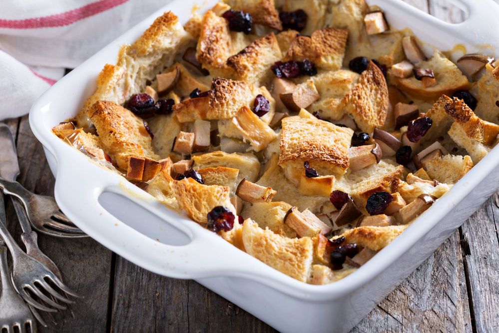 Świąteczny pudding chlebowy z suszonymi owocami