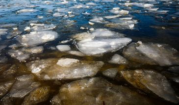 Września. Pod trzema chłopcami załamał się lód; trafili do szpitala