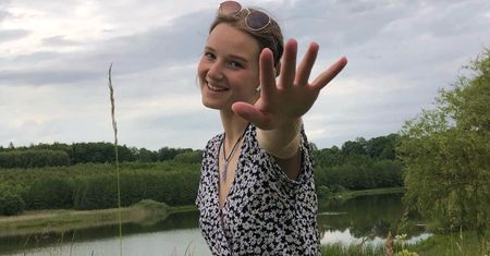 Myje się na basenie. Polka jest "bezdomną z wyboru"