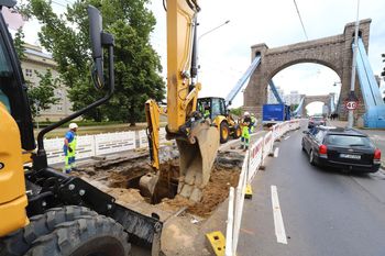 Głęboki wykop już powstaje przy moście Grunwaldzkim. Utrudnienia potrwają przynajmniej miesiąc