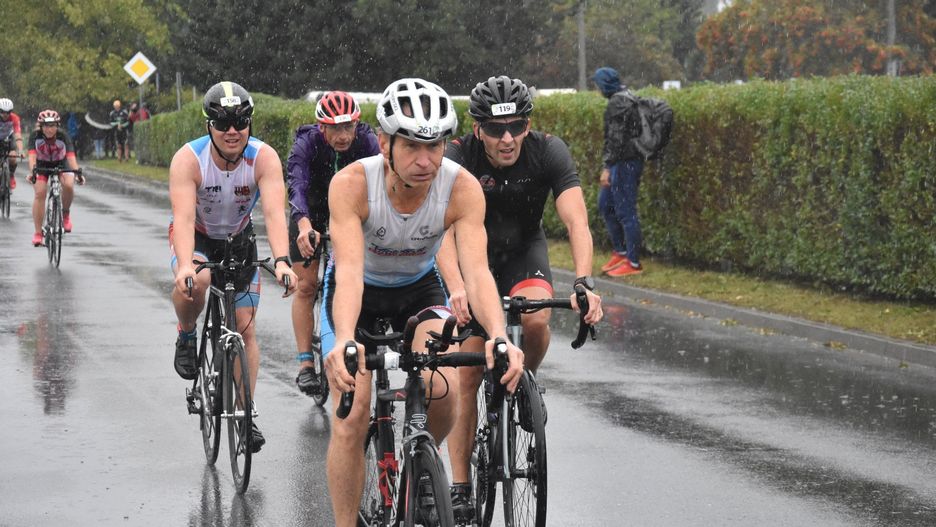 Deszcz im nie straszy! W Śremie trwa Greatman Triathlon. Uczestnicy rywalizują w pływaniu, jeździe na rowerze i bieganiu [zdjęcia]