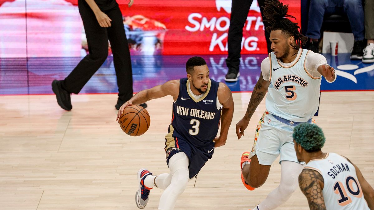 Getty Images / CJ McCollum / Na zdjęciu: CJ McCollum, Stephon Castle i Jeremy Sochan