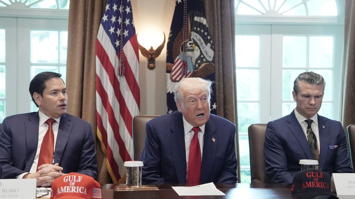 US President Donald Trump (C) sits with Secretary of State Marco Rubio (L) and Secretary of Defense Pete Hegseth (R) as he speaks during a cabinet meeting in the Cabinet Room of the White House in Washington, DC, USA, 30 April 2025. EPA/KEN CEDENO / POOL Dostawca: PAP/EPA.