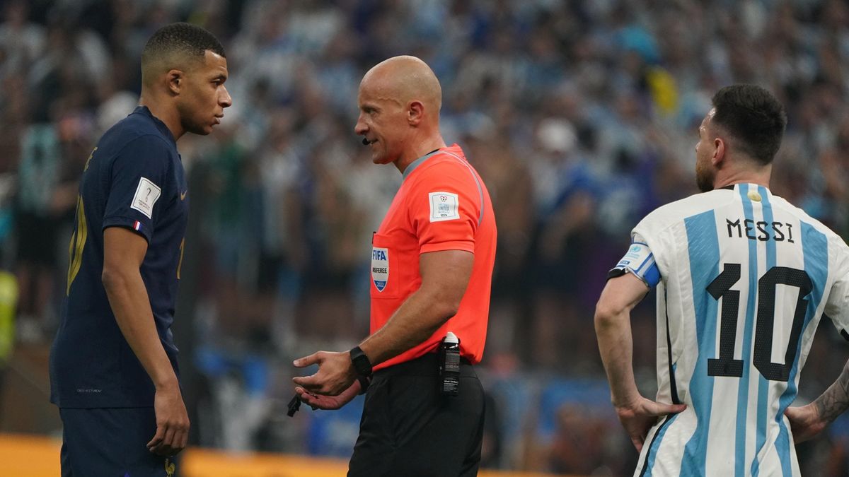 PAP/EPA / Gladys Chai von der Laage / Na zdjęciu: Od lewej Kylian Mbappe, Szymon Marciniak, Leo Messi.