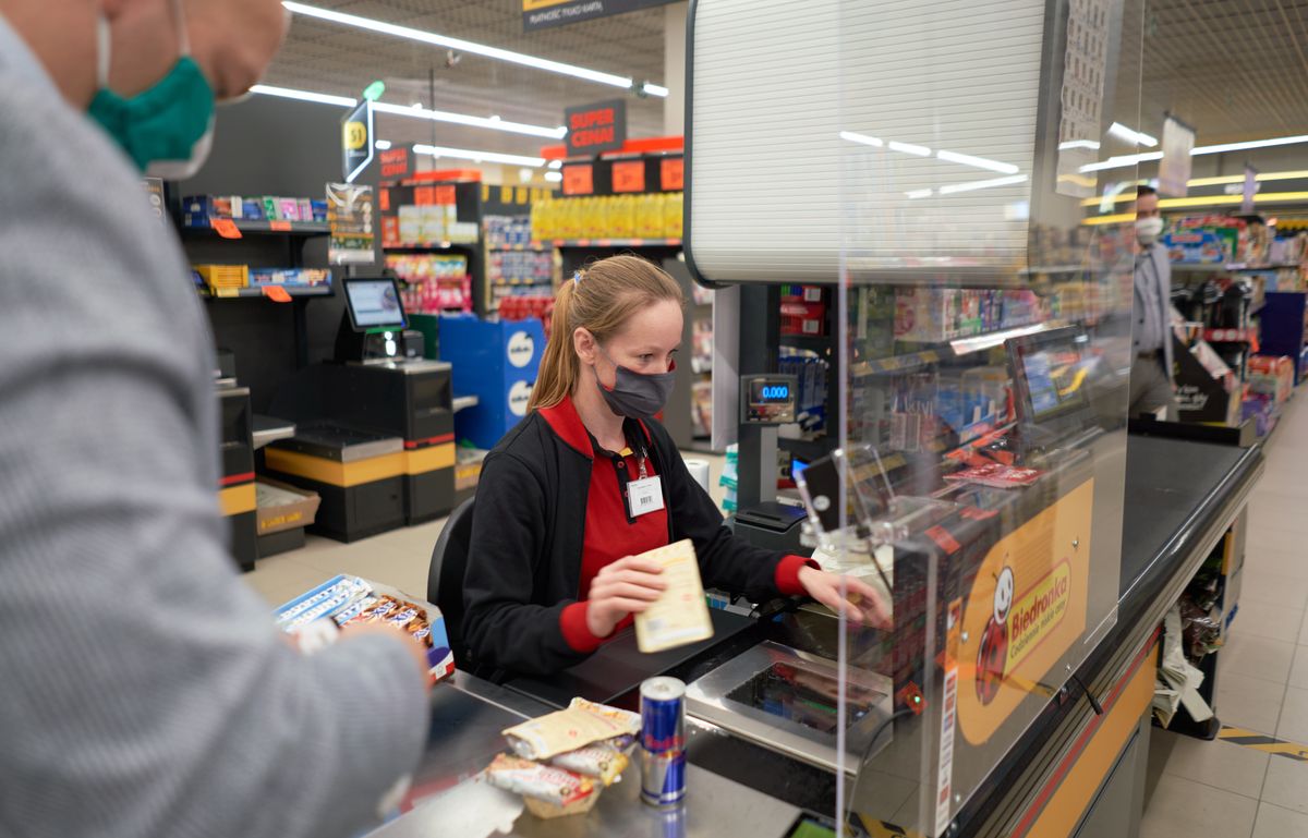 Більшість працевлаштованих у найбільш популярних мережах супермаркетів у Польщі мають умови о праці