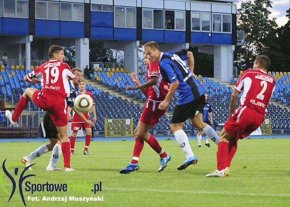 Były napastnik Floty - Wojciech Okińczyc w starciu z obrońcami GKS-u Tychy