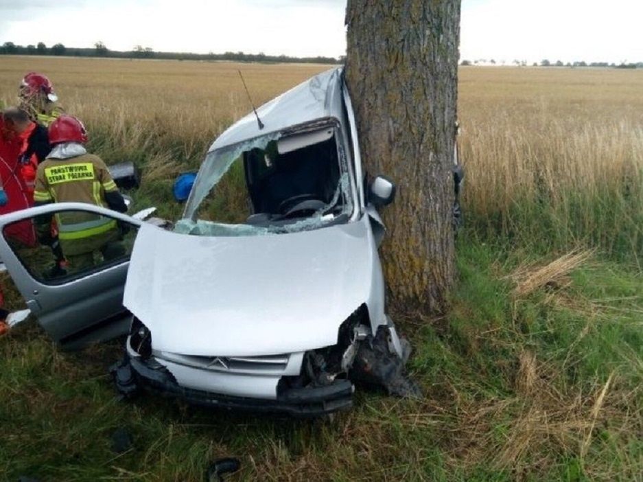 Tragiczny wypadek pod Sławnem. Auto roztrzaskało się na drzewie