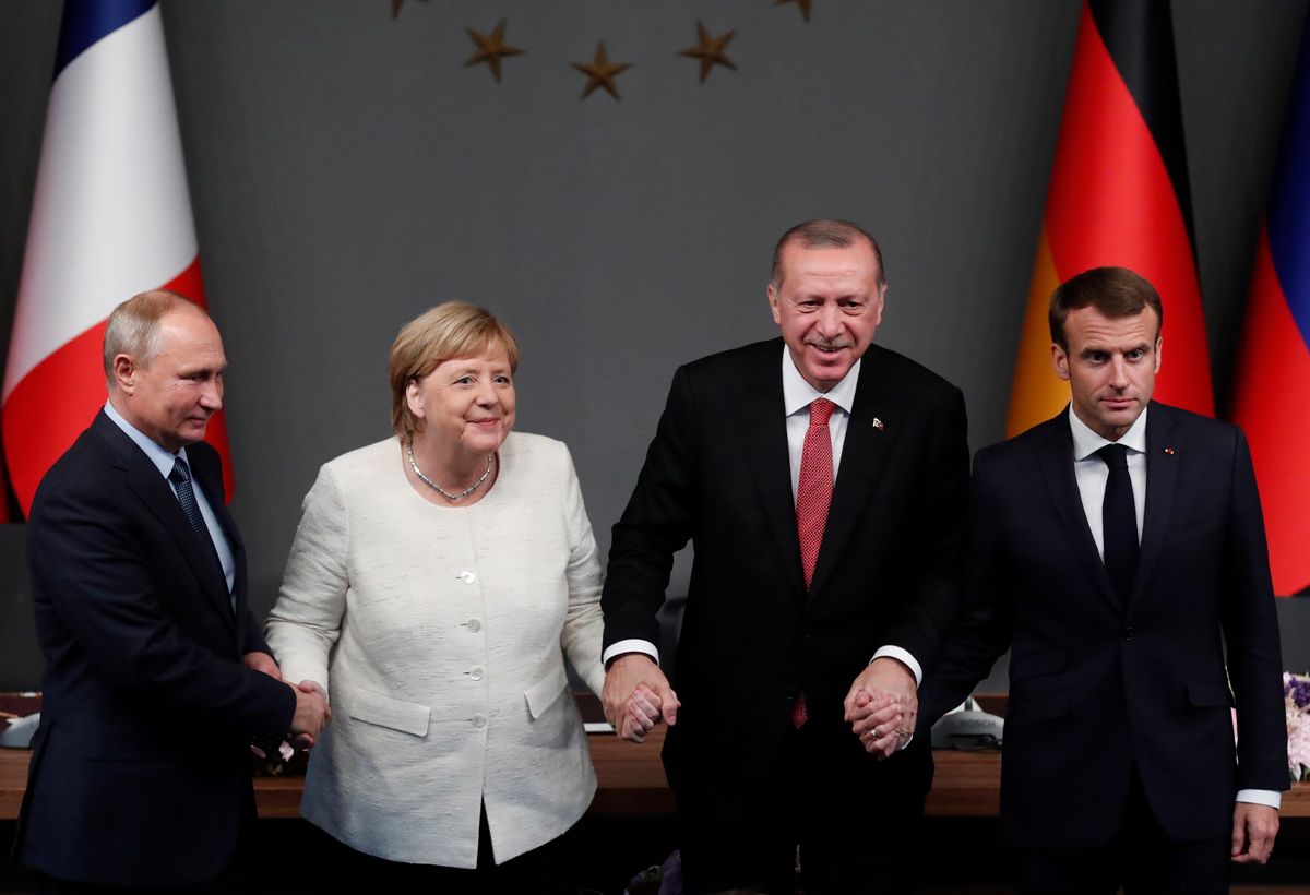 Prezydent śmieje się z Merkel i Macrona. Powinien raczej płakać