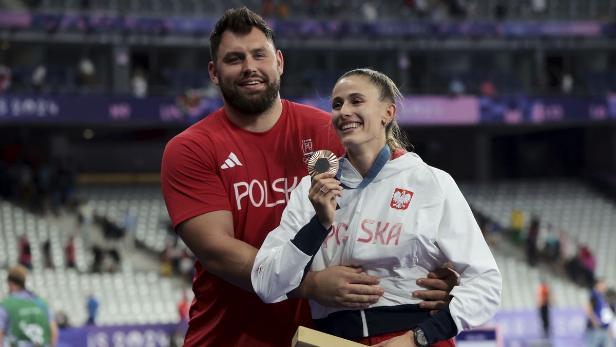 PARIS, FRANCE - AUGUST 09: Bronze medalist Natalia Kaczmarek of Team Poland celebrates with her boyfriend Konrad Bukowiecki during the Women's 400m medal ceremony on day fourteen of the Olympic Games Paris 2024 at Stade de France on August 09, 2024 in Paris, France. (Photo by Jean Catuffe/Getty Images)