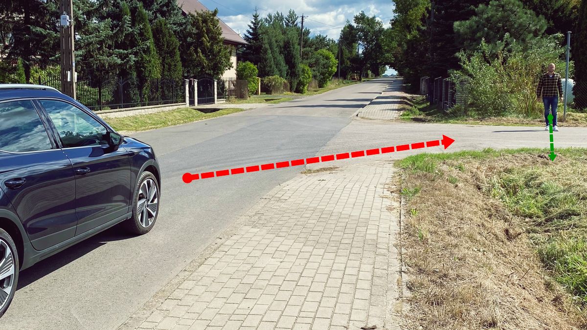 Pojazd powinien ustąpić pieszemu... a może nie, bo nie idzie wzdłuż linii chodnika? To niejedyna niejasność w tym przepisie