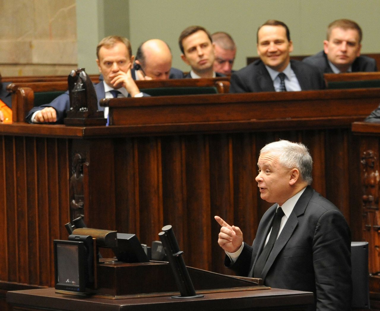 Dekadę temu w Sejmie - debata ws. referendum emerytalnego. Na zdjęciu Jarosław Kaczyński oraz ówcześni premier Donald Tusk i szef MSZ Radosław Sikorski