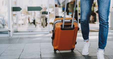 Turyści tak oznaczają walizki. Pracownica lotniska ostrzega