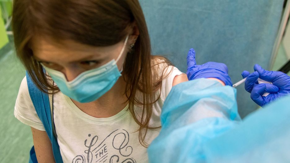 Szczepionka na COVID. Porównanie Polski z resztą Europy