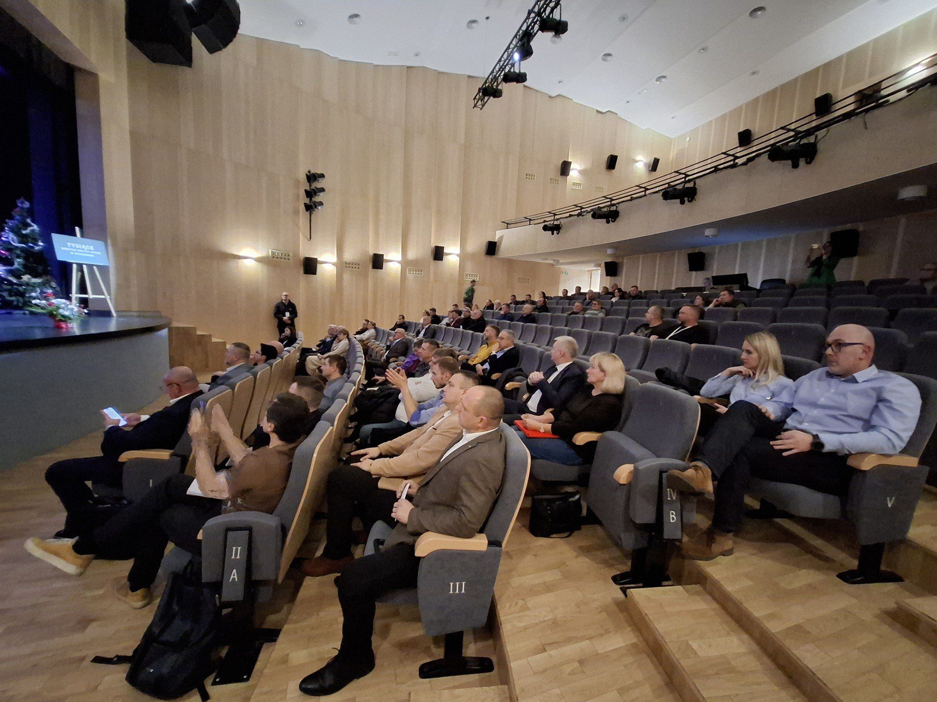 Planowane odwierty pod Myszkowem wywołują coraz większe emocje. Podczas otwartego spotkania mieszkańcy usłyszeli zarówno zapewnienia o bezpieczeństwie, jak i ostrzeżenia przed pochopnym straszeniem skutkami inwestycji. W dyskusji udział wzięli zaproszeni przez spółkę Permia 1 naukowiec, geolog oraz prezes firmy