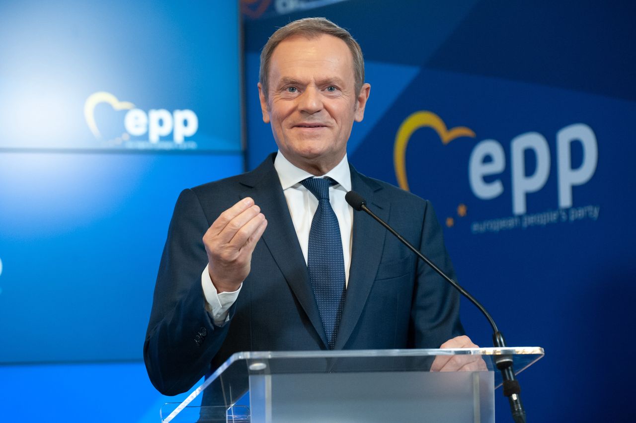 Donald Tusk przyjął trzecią dawkę. "Jeśli kochasz, to się szczep"