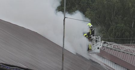 Duży pożar hali magazynowej w Wólce Kosowskiej