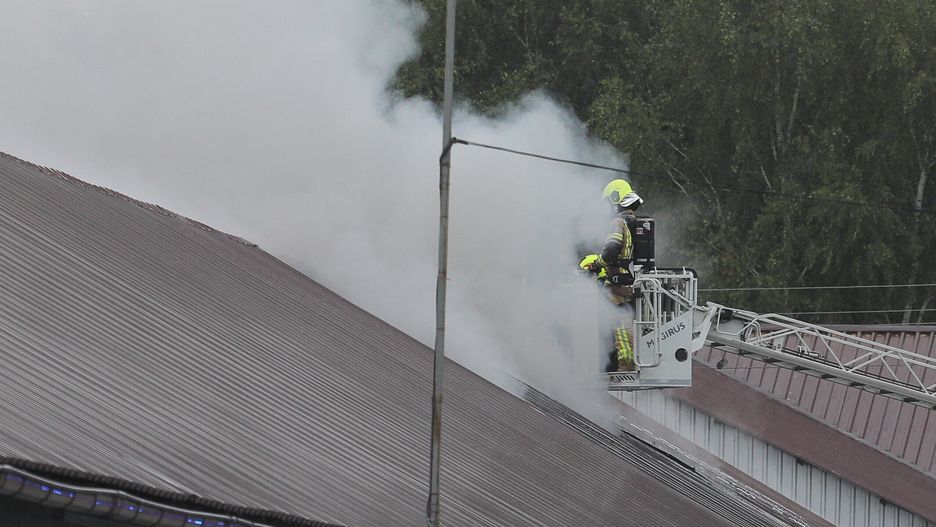 Wólka Kosowska, 10.07.2022. Akcja gaszenia pożaru hali magazynowej z tekstyliami w Wólce Kosowskiej k. Warszawy, 10 bm. W akcji bierze udział ok. 90 strażaków. (jm) PAP/Paweł Supernak ***Zdjęcie do depeszy PAP pt. Mazowsze/ Płonie hala z tekstyliami w Wólce Kosowskiej***