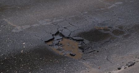 Łatają dziury w ulicach, ale końca nie widać. Kierowcy zgłaszają się po odszkodowania