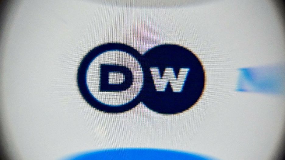 Medialna wojna Rosji i NiemiecA photograph taken on February 3, 2022, shows the logo of German broadcaster Deutsche Welle displayed on a computer screen in Moscow. - Russia on  February 3 it is closing the Moscow bureau of German broadcaster Deutsche Welle and revoking staff accreditations in Russia, in response to Berlin's ban on the German-language channel of Russian state TV network RT. (Photo by Yuri KADOBNOV / AFP)YURI KADOBNOV