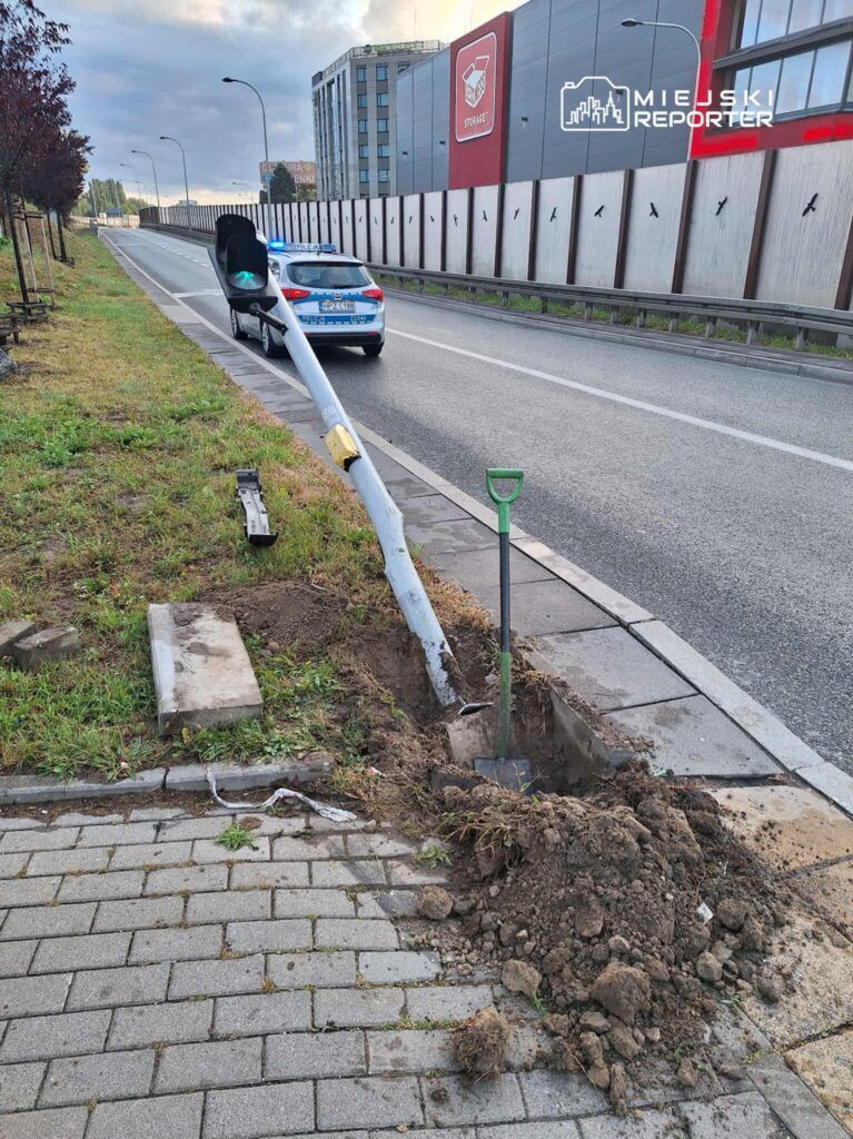 Warszawa: Cudzoziemiec bez uprawnień uderzył w sygnalizator świetlny