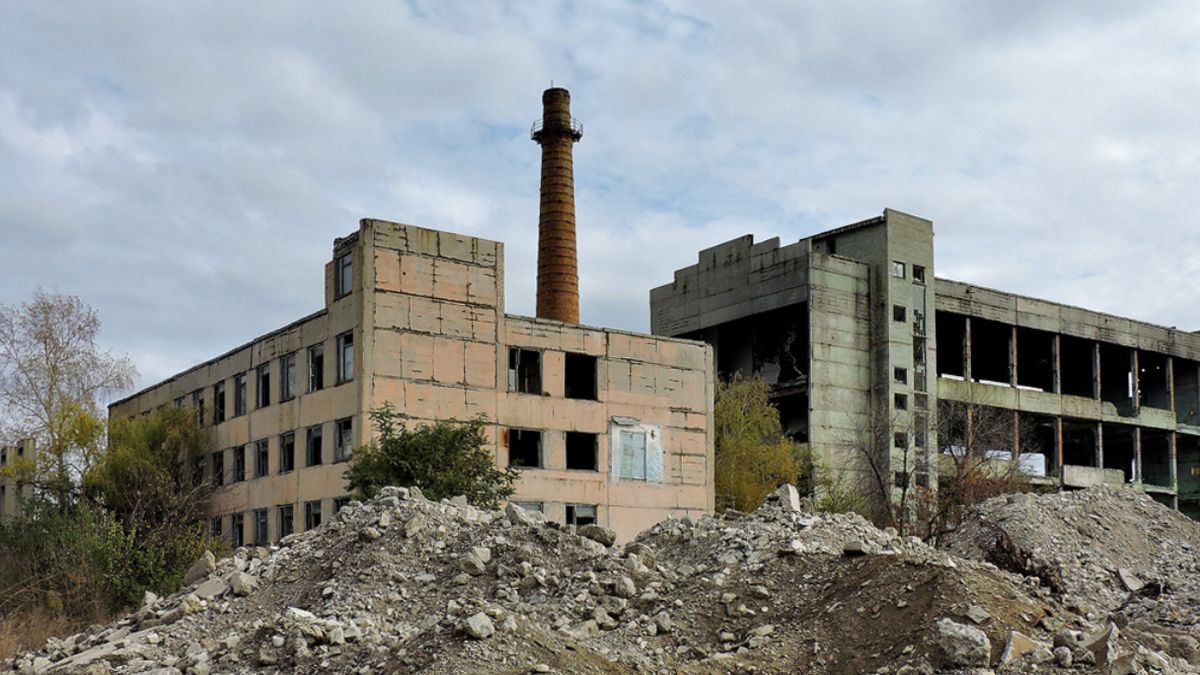 Zniszczony budynek przedsiębiorstwa w Perwomajsku 