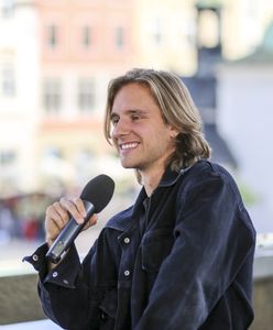 Dzień Ojca. Maciej Musiał pozuje z tatą. Nie wszyscy wiedzą, kim jest